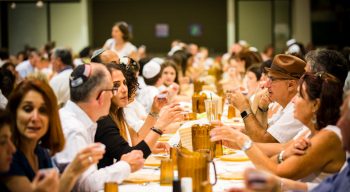 Alumni sitting at a long dinner table