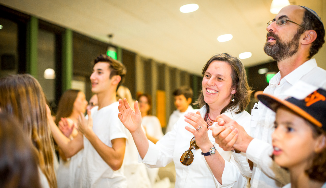 Family clapping during shabbat